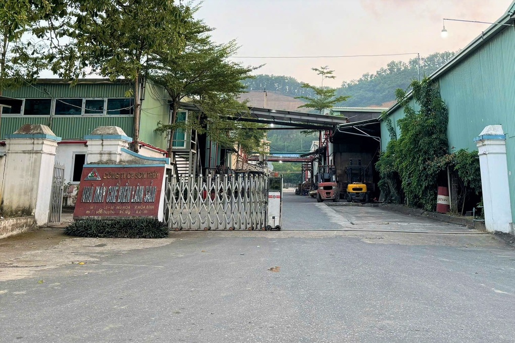 Phạt doanh nghiệp xả nước thải màu hồng nhuộm kín mương nước - 3 Phạt doanh nghiệp xả nước thải màu hồng nhuộm kín mương nước - 3