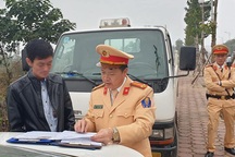 CSGT Hà Nội phát hiện tài xế xe buýt vi phạm nồng độ cồn