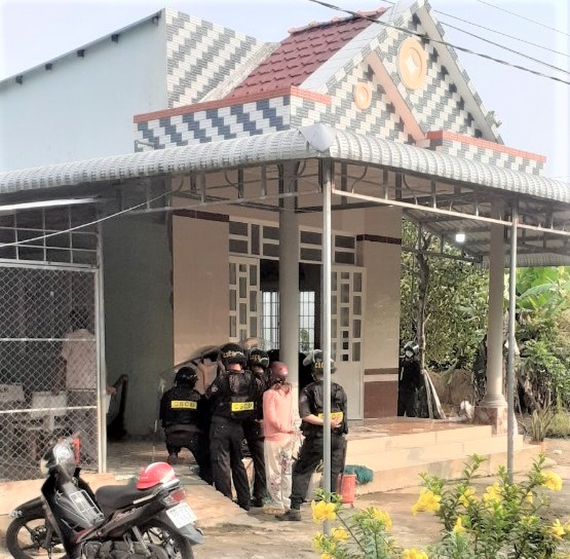 Con rể dùng súng khống chế mẹ vợ, bắn vung 14 phát đạn - 2 Con rể dùng súng khống chế mẹ vợ, bắn vung 14 phát đạn - 2