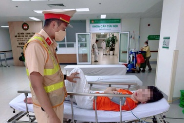 CSGT mở đường đưa nam sinh bị đột quỵ đi cấp cứu kịp thời