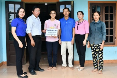 Chàng trai nghèo có điểm xét tuyển 29,55 điểm được bạn đọc Dân trí giúp đỡ