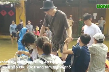 Hội An ngập lụt, du khách khăn gói sơ tán