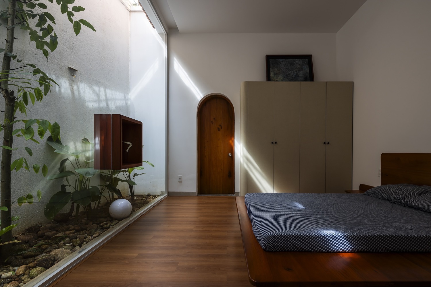 Phòng ngủ với tường kính giúp đón nắng đồng thời đem lại cảm giác thoáng đãng cho không gian bên trong.