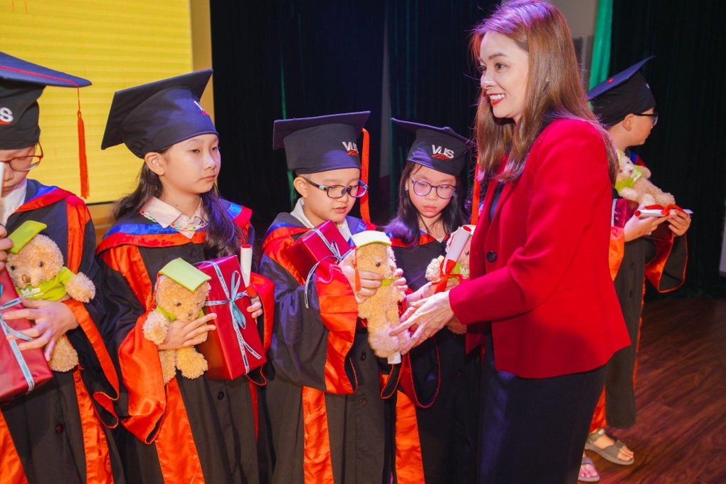 VUS Miền Bắc trao chứng chỉ Cambridge và vinh danh học viên xuất sắc - 3 VUS Miền Bắc trao chứng chỉ Cambridge và vinh danh học viên xuất sắc - 3