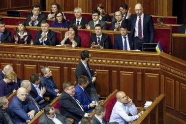 Lọt khe cửa hẹp, tương lai ông Yatsenyuk vẫn chông chênh?