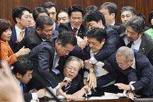 Nhật Bản tranh cãi chuyện "trải thảm" đón lao động nước ngoài