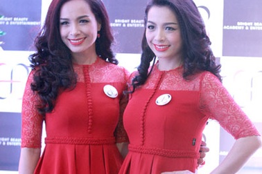 Con gái út của Thúy Hằng tự tin trình diễn catwalk