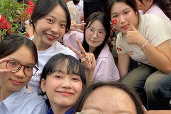 Ấm lòng: Sinh viên mời cựu chiến binh bị "đuổi chỗ" cùng xem diễu binh