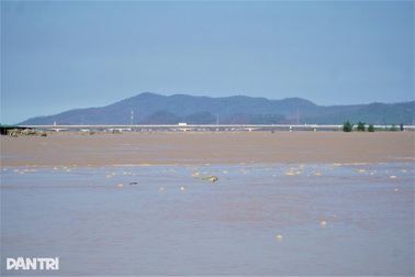Người đàn ông tử vong khi lặn xuống sông Lam mò tìm điện thoại
