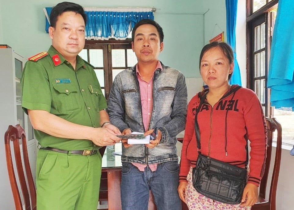 Thấy nhiều người nhặt tiền, nữ cán bộ y tế đề nghị tìm trả người đánh rơi - 2 Thấy nhiều người nhặt tiền, nữ cán bộ y tế đề nghị tìm trả người đánh rơi - 2