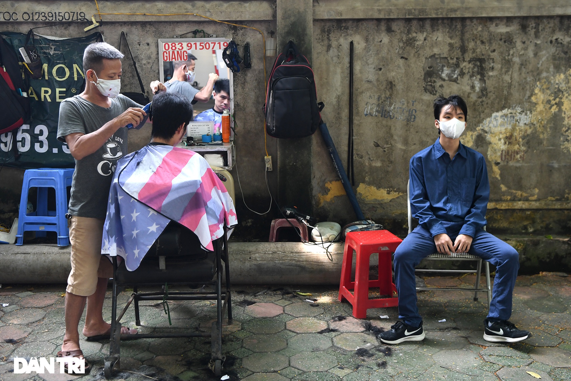 Người dân ở Hà Nội đổ xô đi cắt tóc sau 2 tháng giãn cách xã hội - 13 Người dân ở Hà Nội đổ xô đi cắt tóc sau 2 tháng giãn cách xã hội - 13