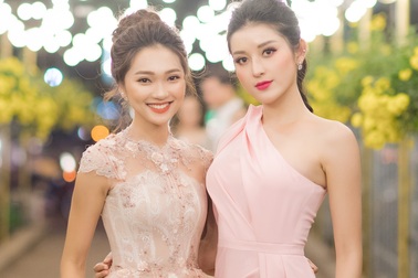 Huyền My khoe vai trần gợi cảm bên bạn gái tin đồn của cầu thủ Văn Đức