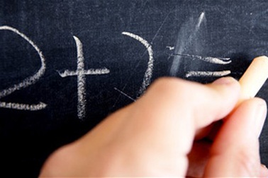 Anh: Cấm HS tiểu học dùng máy tính bỏ túi 