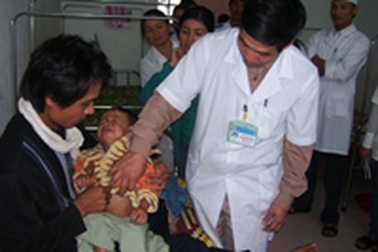 Hai đứa trẻ mất mẹ trong lũ phải nhập viện vì kiệt sức