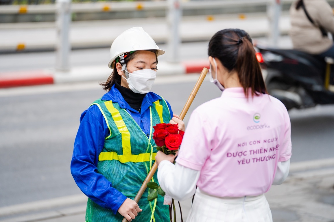 Valentine 2022: Ấn tượng màn tỏ tình với 99.999 bông hồng ở Hà Nội - 6 Valentine 2022: Ấn tượng màn tỏ tình với 99.999 bông hồng ở Hà Nội - 6