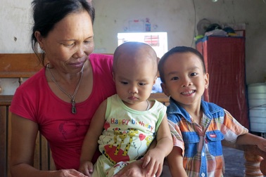 Nghệ An: Trao tiền cứu trợ rồi lấy lại chia… đều?