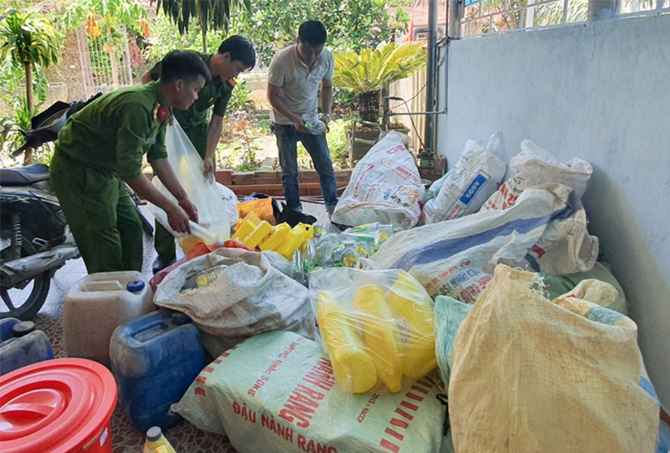 Chủ cơ sở sản xuất nước rửa chén rởm ngơ ngác khi cơ quan điều tra ập vào - 2 Chủ cơ sở sản xuất nước rửa chén rởm ngơ ngác khi cơ quan điều tra ập vào - 2