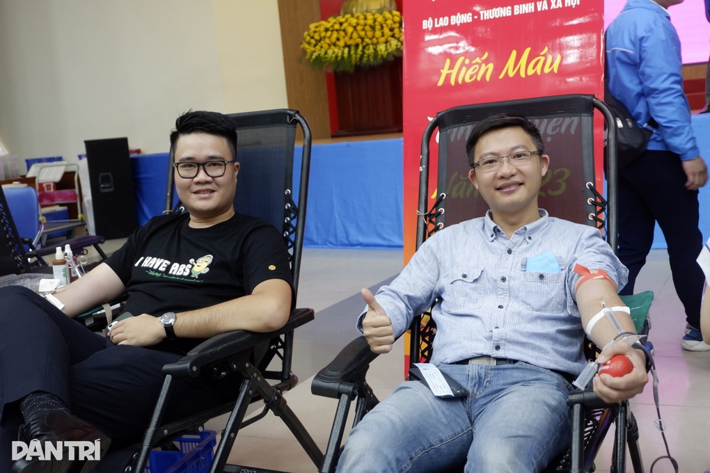 Hàng trăm cán bộ Bộ LĐ-TBXH tham gia hiến máu tình nguyện - 3 Hàng trăm cán bộ Bộ LĐ-TBXH tham gia hiến máu tình nguyện - 3