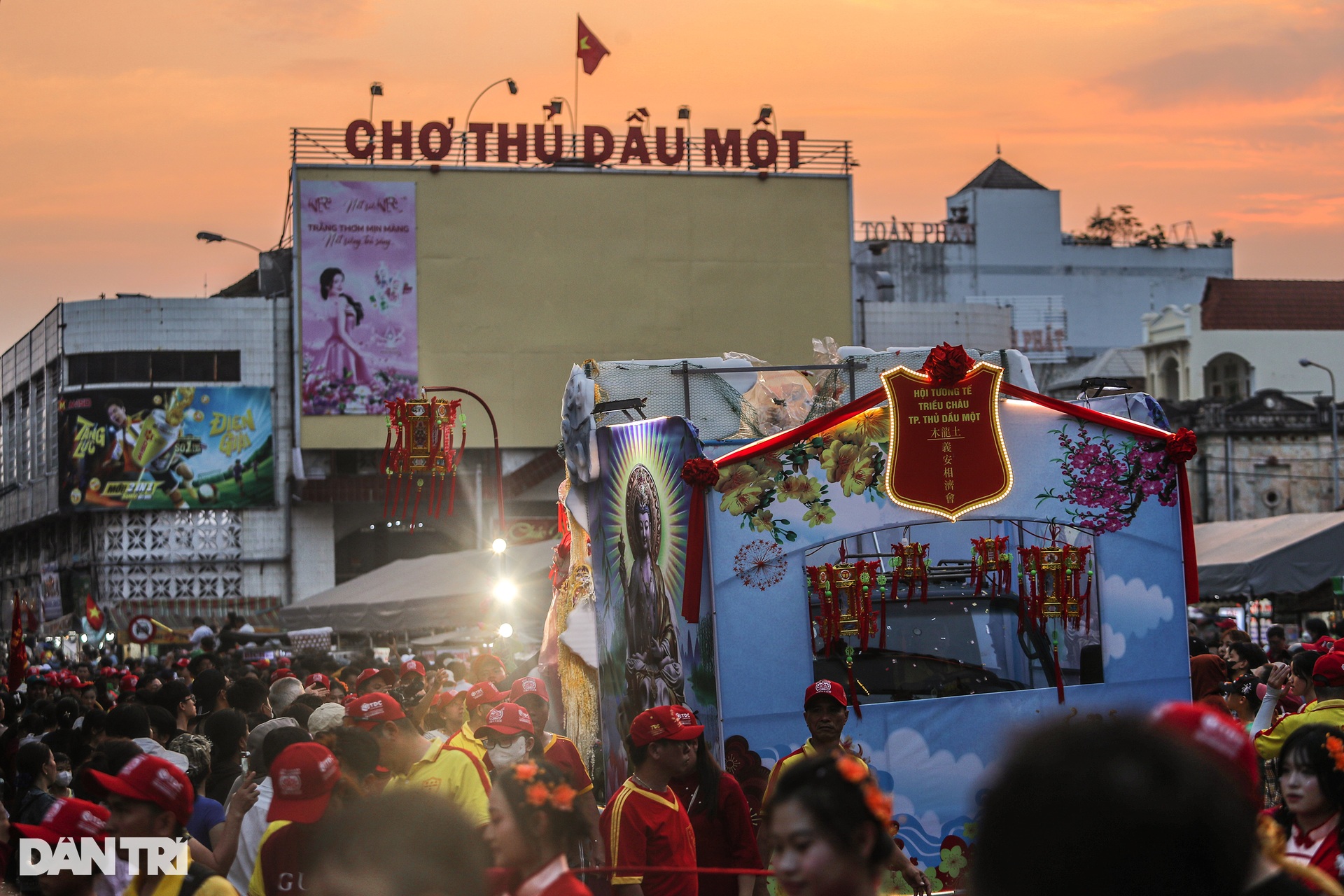 Hàng nghìn người tham dự lễ hội chùa Bà Bình Dương - 13 Hàng nghìn người tham dự lễ hội chùa Bà Bình Dương - 13