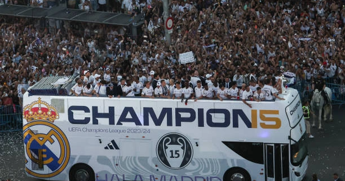 Toàn đội Real Madrid đi vòng quanh sân để chào người hâm mộ (Ảnh: Getty).