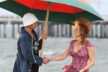 Justin Timberlake che ô cho Kate Winslet trên biển