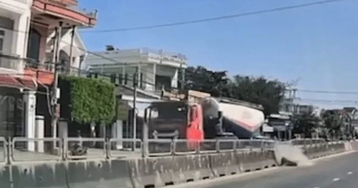 Xe bồn tông ô tô con lật ngửa trên quốc lộ