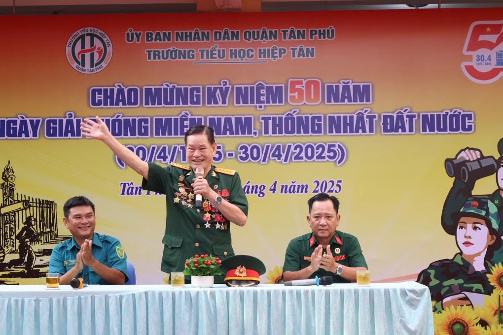 Lễ chào cờ đặc biệt ở TPHCM: Ký ức 30/4 chạm đến thế hệ trẻ - 1 Lễ chào cờ đặc biệt ở TPHCM: Ký ức 30/4 chạm đến thế hệ trẻ - 1