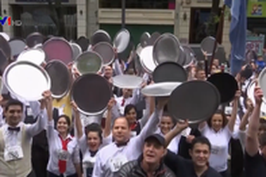 Vui nhộn cuộc đua của những phục vụ bàn