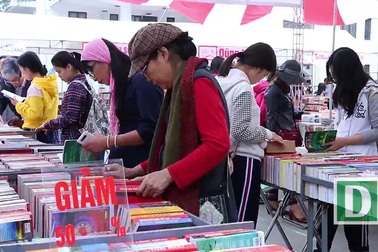 Hàng nghìn người tham dự phiên chợ sách cũ