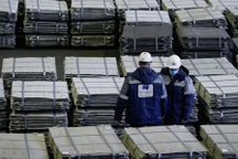 Các nhà sản xuất ô tô điêu đứng vì đứt nguồn cung kim loại từ Nga