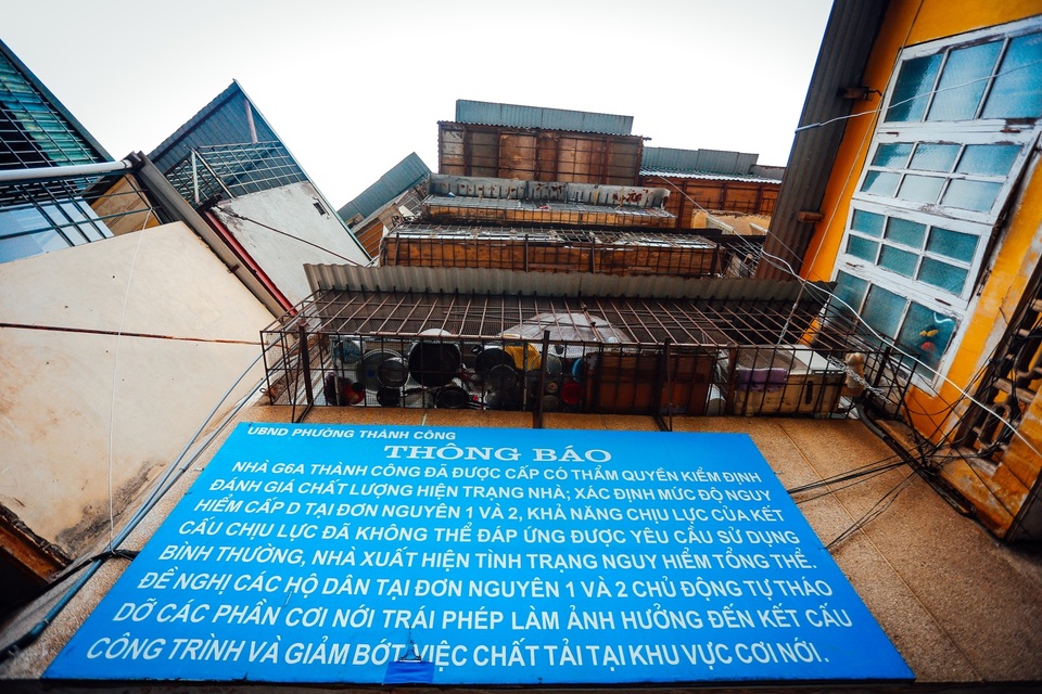 Cuộc sống chật chội trong khu tập thể “không biết sập lúc nào” ở Hà Nội - 5 Cuộc sống chật chội trong khu tập thể “không biết sập lúc nào” ở Hà Nội - 5