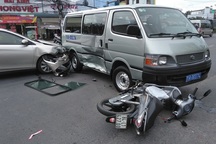 Xe biển xanh chuyển hướng đột ngột gây va chạm liên hoàn