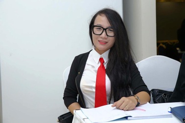 Chân dung nữ doanh nhân kinh doanh ô tô mê viết sách