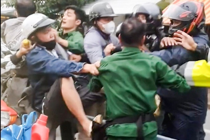 Nhóm người lái mô tô ở phà Cát Lái đã phạm luật do đi vào đường cấm - 1 Nhóm người lái mô tô ở phà Cát Lái đã phạm luật do đi vào đường cấm - 1