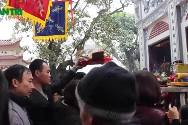 "Mướt mồ hôi" chen chân lễ Phủ Tây Hồ ngày Rằm tháng Giêng