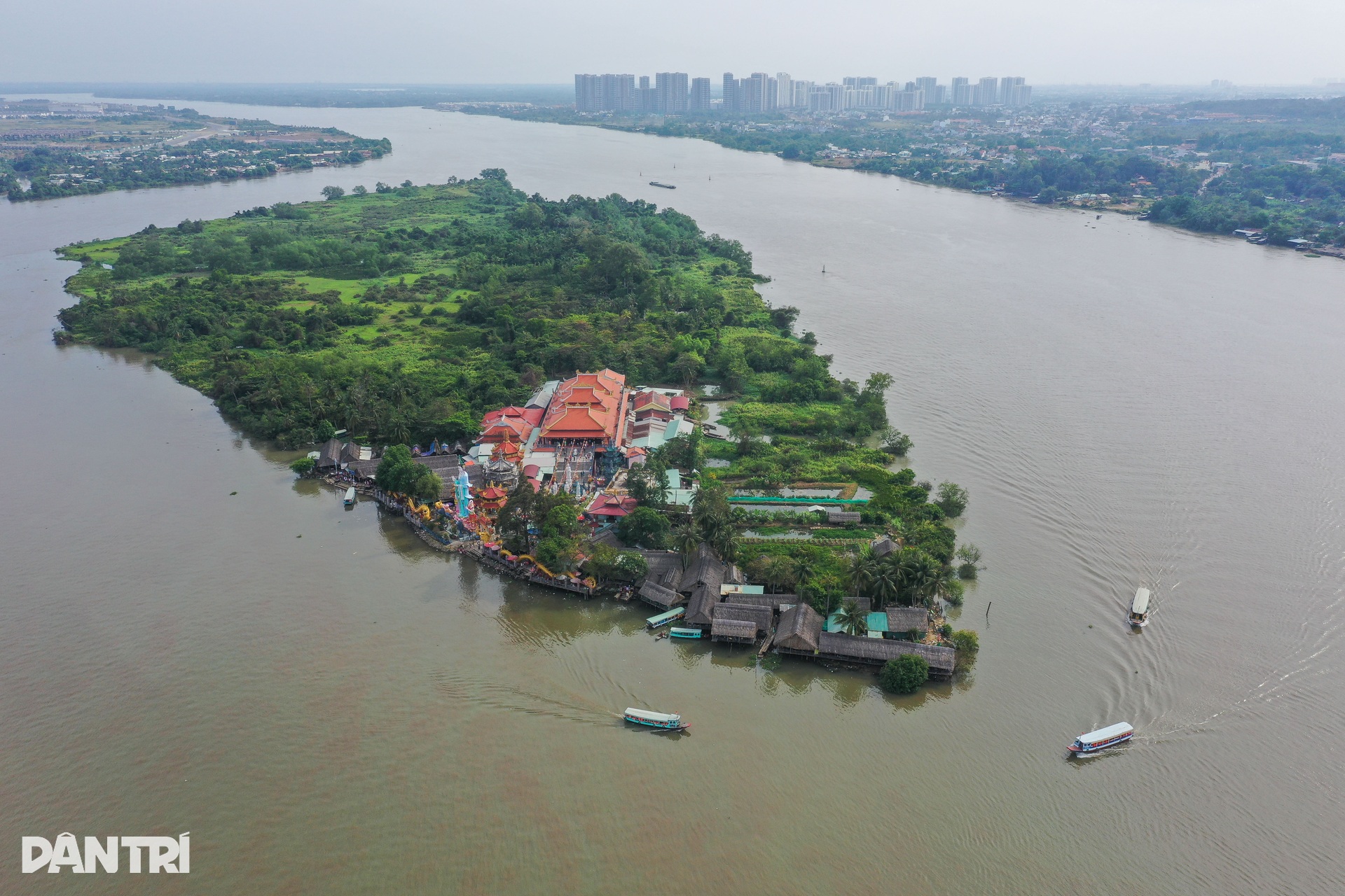 Người dân vượt sông và đi hơn 100km để đến chùa ở TPHCM - 1 Người dân vượt sông và đi hơn 100km để đến chùa ở TPHCM - 1