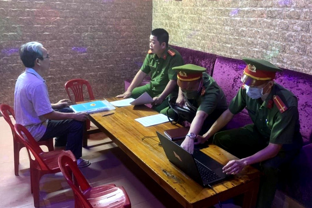 Kiểm tra hàng loạt quán karaoke ở Bình Dương, nhiều cơ sở vi phạm - 4 Kiểm tra hàng loạt quán karaoke ở Bình Dương, nhiều cơ sở vi phạm - 4