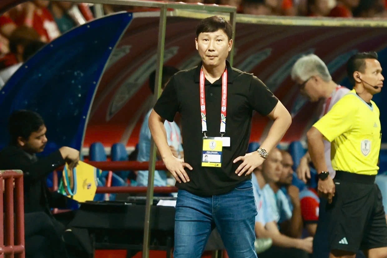 គ្រូបង្វឹក Kim Sang Sik៖ ក្រុមវៀតណាមមិនអាចជាប្រធានក្រុមក្នុងជើងទី២បានទេ - ១ HLV Kim Sang Sik: Tuyển Việt Nam không thể chủ quan ở lượt về - 1