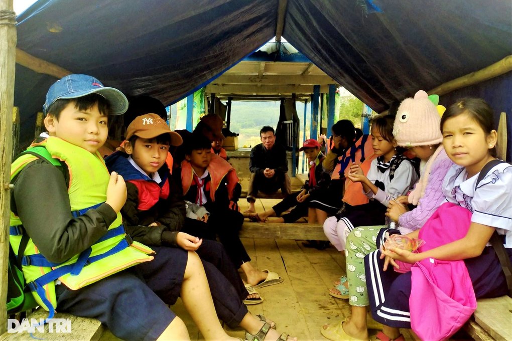 Người lái đò bỏ việc không đành vì lo bọn trẻ thất học, khổ cả đời - 3 Người lái đò bỏ việc không đành vì lo bọn trẻ thất học, khổ cả đời - 3