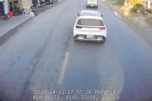 Vượt ẩu, ô tô con "kê mình" vào đầu xe tải nên bị đâm xoay 180 độ