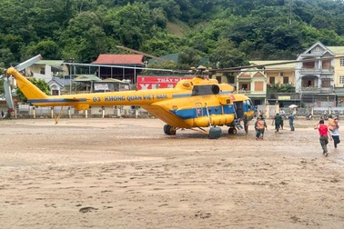 Quân đội tiếp tục huy động hai trực thăng đi cứu trợ vùng lũ Nghệ An