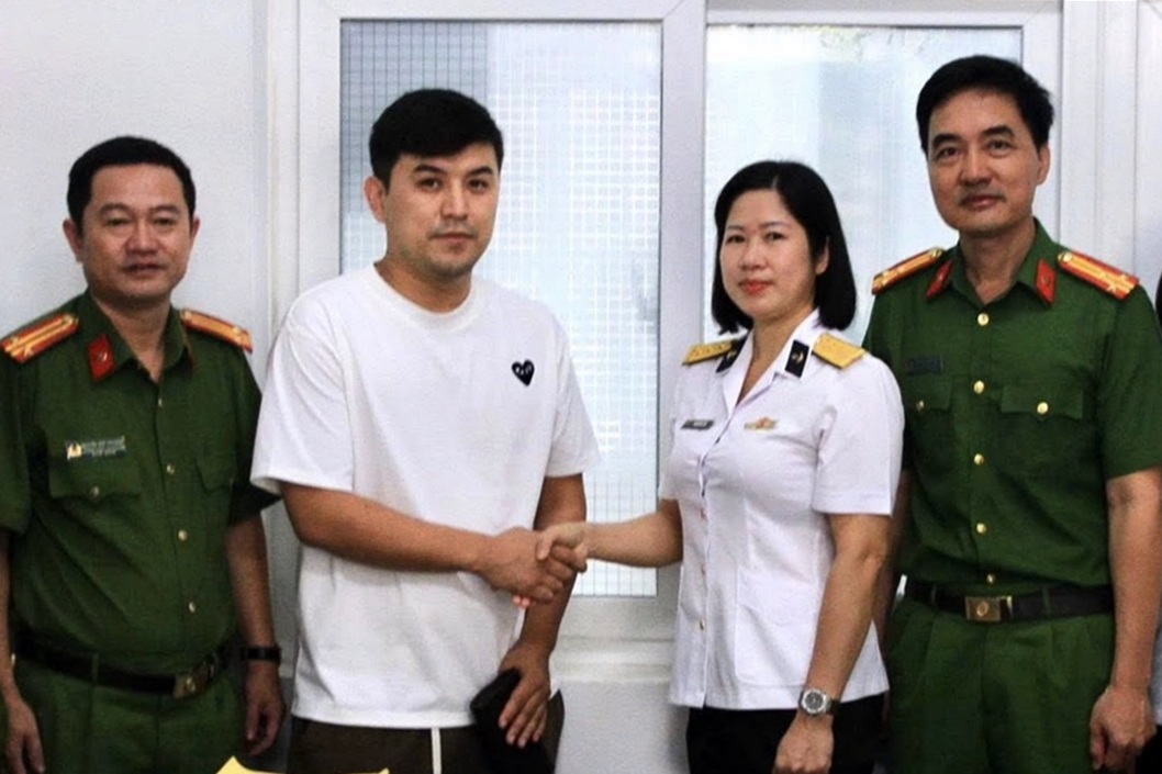 Nữ sĩ quan Hải quân trả lại gần 80 triệu đồng cho du khách nước ngoài - 1
