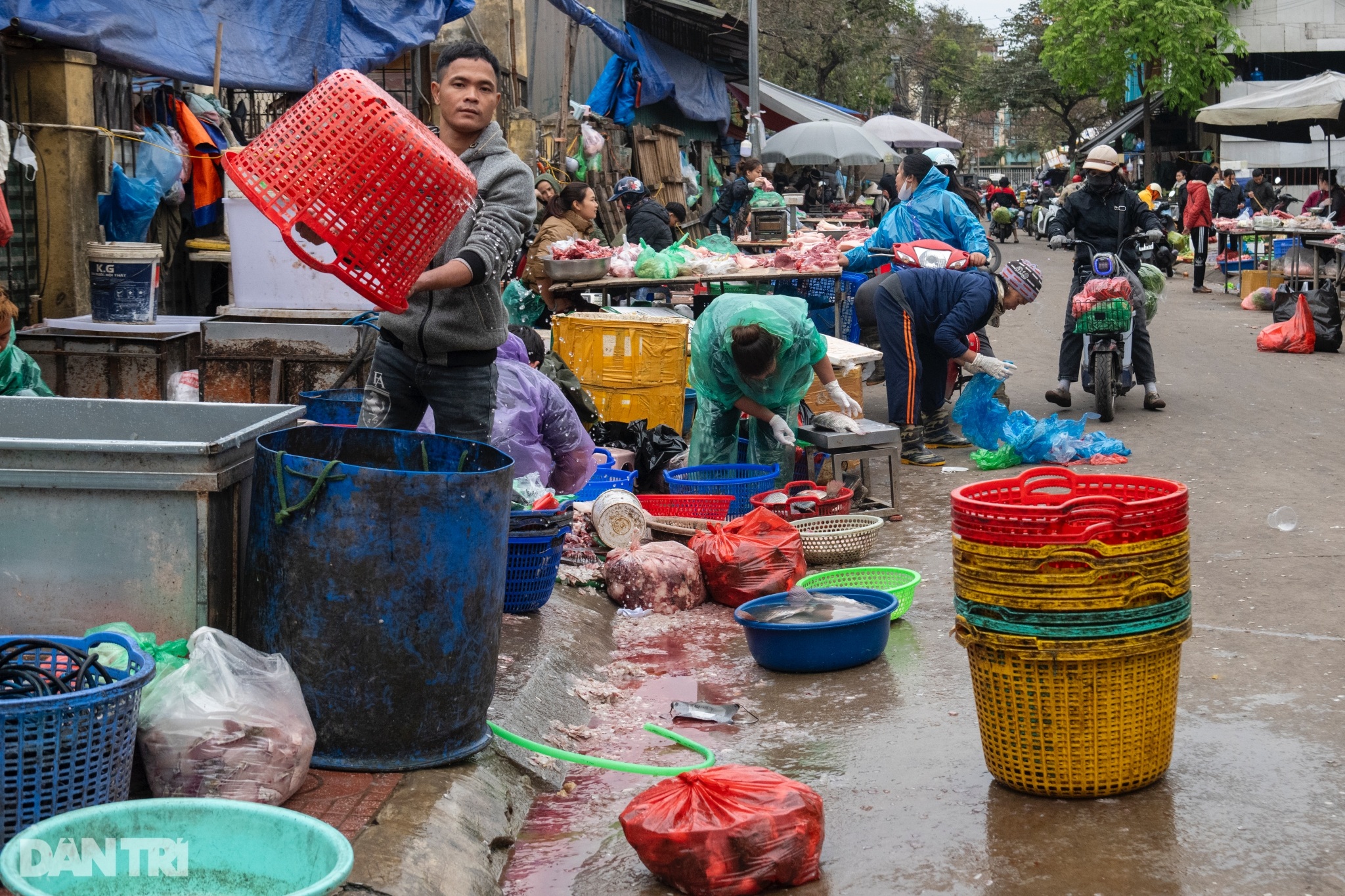 View - Hiện trạng chợ Long Biên xuống cấp, chờ ngày TP Hà Nội cải tạo | Báo Dân trí