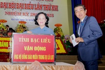 Đại biểu dự đại hội Đảng ủng hộ đồng bào miền Trung bị thiệt hại do mưa lũ