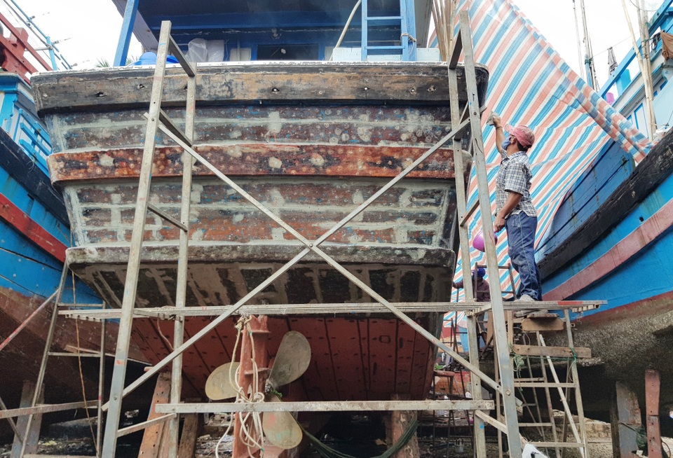 Giáp Tết, ngư dân nhộn nhịp kéo tàu lên bờ, chủ bãi kiếm bộn - 2 Giáp Tết, ngư dân nhộn nhịp kéo tàu lên bờ, chủ bãi kiếm bộn - 2