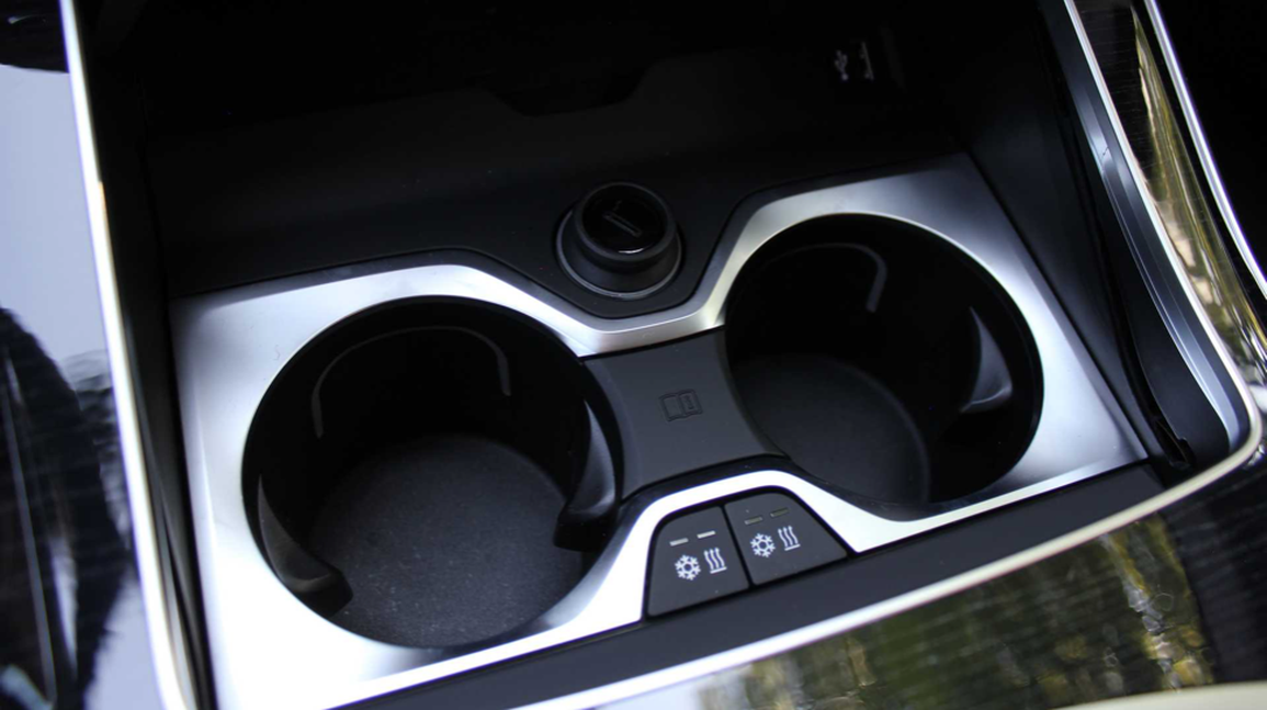 BMW bị kiện đòi bồi thường 5 triệu USD chỉ vì chiếc khay để cốc trên xe - 1 BMW bị kiện đòi bồi thường 5 triệu USD chỉ vì chiếc khay để cốc trên xe - 1