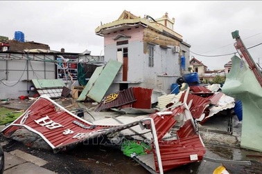 Dông lốc ở Hưng Yên khiến 2 người tử vong, 9 người bị thương