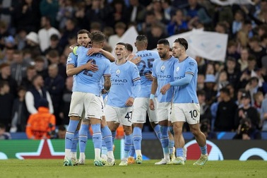 Cầu thủ Man City sẽ "bơi trong tiền" nếu giành cú ăn ba lịch sử