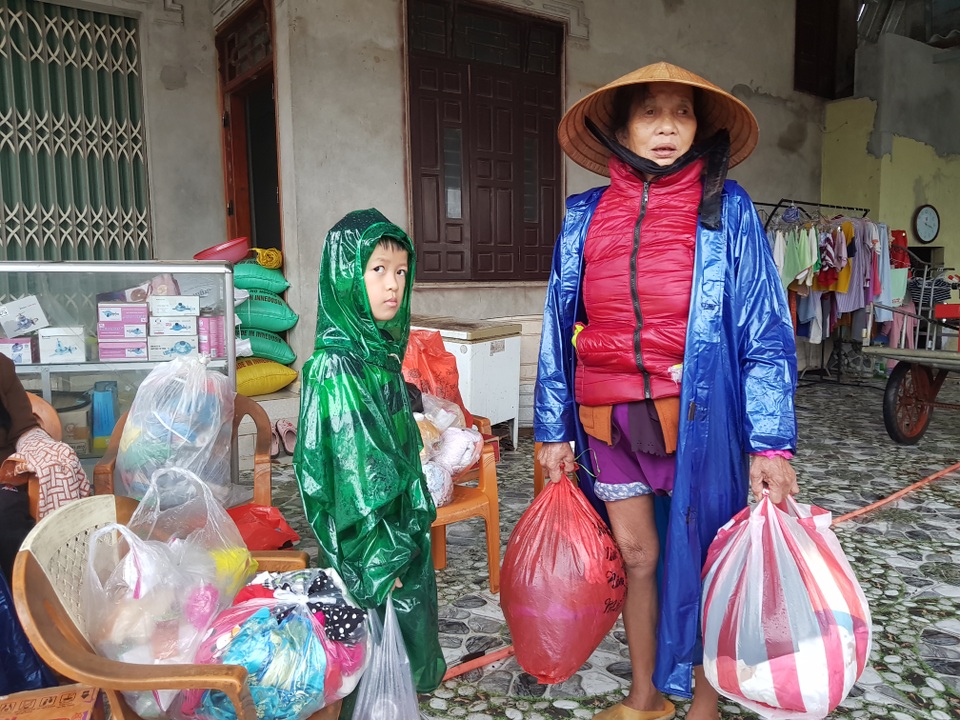 Nước dâng bất ngờ, người dân hối hả chạy lũ - 6 Nước dâng bất ngờ, người dân hối hả chạy lũ - 6