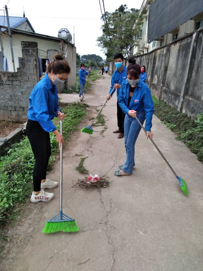 Vệ sinh môi trường xung quanh khuôn viên Trung tâm cũng được thực hiện định kỳ